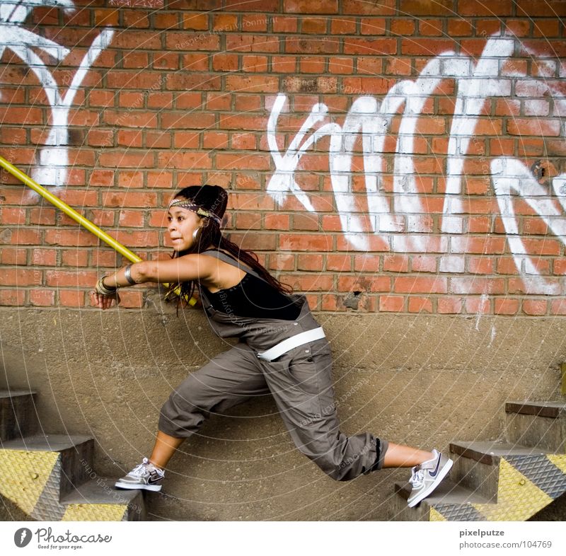 seitenwechsel Graf-Adolf-Platz Mauer überbrücken Seitenwechsel überspringen Wechseln Frau Fitness Spielen Treppe stairs Graffiti schleichen Loch Brücke bridge