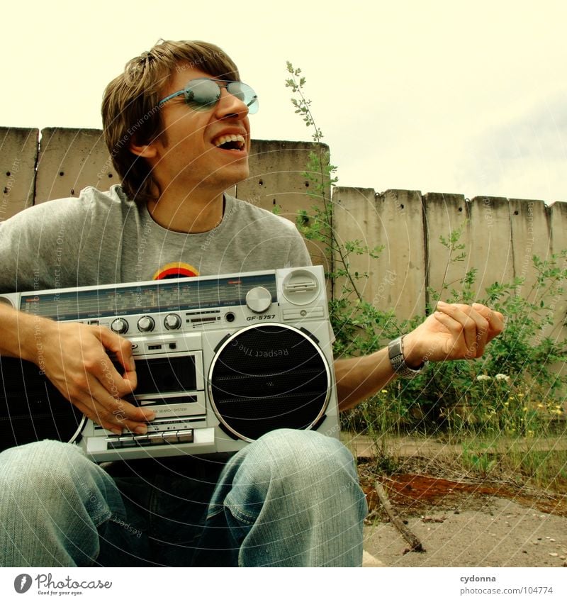 RADIO-AKTIV XIX Mann Kerl Stil Musik Sonnenbrille Industriegelände Beton Ghettoblaster Knöpfe Regler Lautstärke Party musizieren verfallen Mensch Typ Coolness