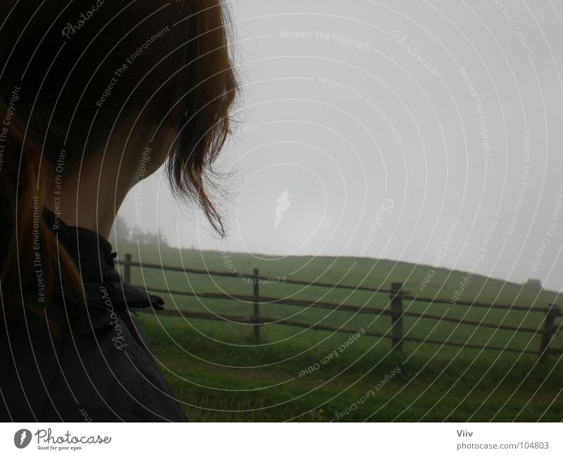 Mama? Ist da das Ende der Welt? Nebel grau Bundesland Tirol neu Wolken Wiese Zaun Gras Baum Frau kalt Nacken Jugendliche Natur Südtirol Rasen Haare & Frisuren