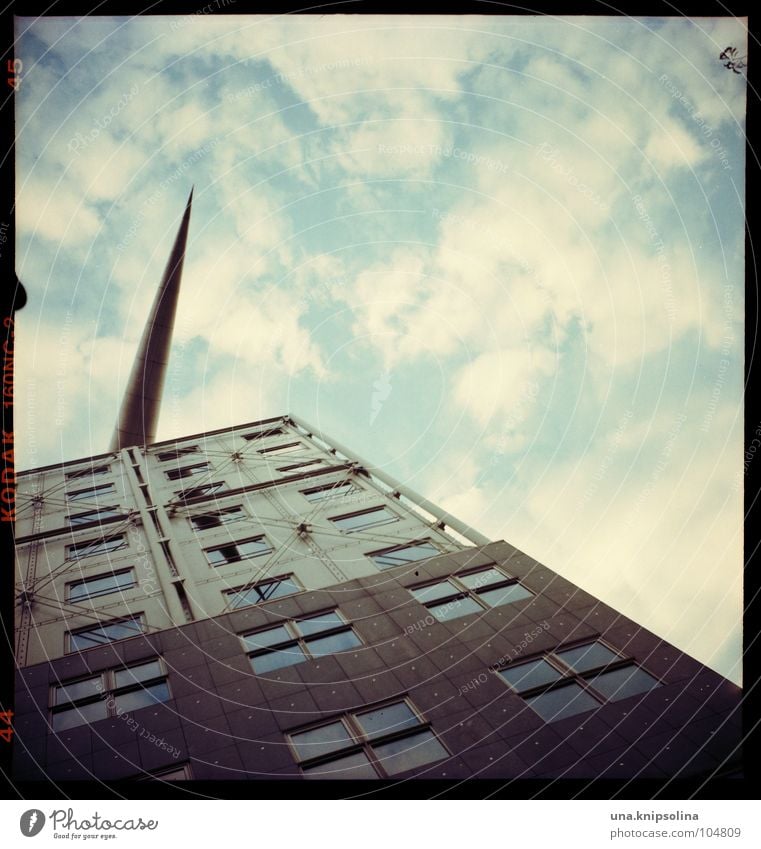 pfeilspitze Design Kunst Wolken Gebäude Architektur Fassade Fenster Pfeil oben Spitze Quadrat Rechteck Berlin Wurfspieß Detailaufnahme