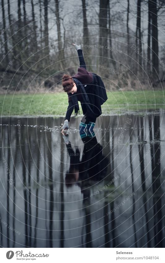 norddeutsche Pfützen Mensch feminin Frau Erwachsene 1 Umwelt Natur Herbst Winter Regen Gummistiefel nass natürlich Farbfoto Außenaufnahme Licht