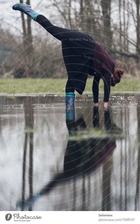 Norddeutsche See: Pfütze Mensch Frau Erwachsene 1 Umwelt Natur Wasser Herbst Winter schlechtes Wetter Wiese Gummistiefel Schwimmen & Baden nass Klima