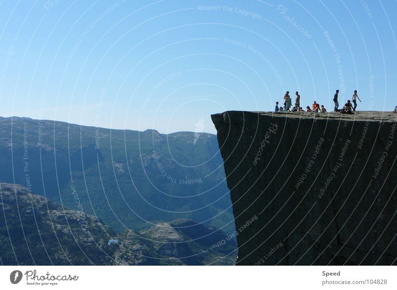 Preikestolen Am Rand blau Muster Baum Erholung Ferien & Urlaub & Reisen Norwegen Fußweg grau weiß grün Sommer Horizont Mensch Picknick Panorama (Aussicht) Stein