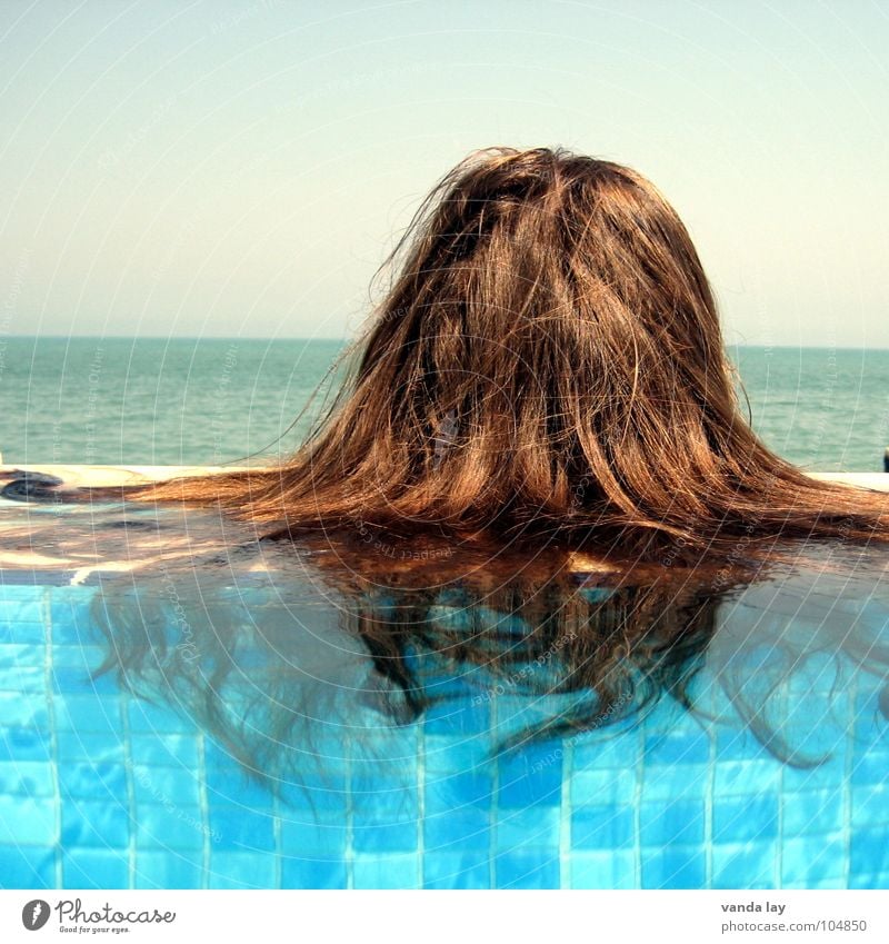 Mop Sommer Schwimmbad Ferien & Urlaub & Reisen Meer braun Frau Kühlung Im Wasser treiben Freibad himmelblau Himmel Horizont skurril Haarschopf Paddel Spielen