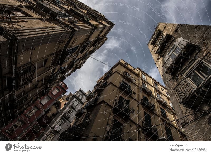 Via Carbonara Neapel Italien Süditalien Stadtzentrum Altstadt Haus Gebäude Architektur Fassade Balkon alt ästhetisch außergewöhnlich historisch trist blau grau