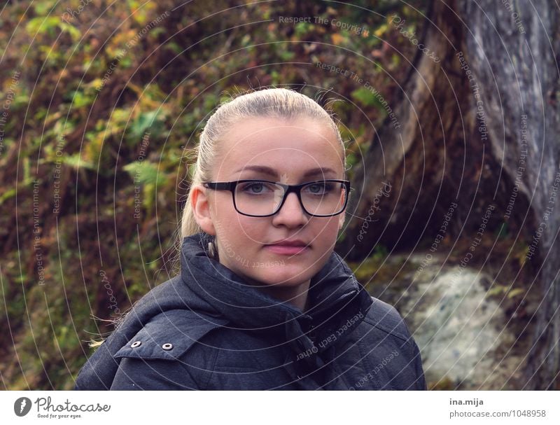 junge blonde Frau mit Pferdeschwanz und Brille Mensch feminin Junge Frau Jugendliche Erwachsene Gesicht 1 18-30 Jahre 30-45 Jahre Umwelt Natur Herbst Winter