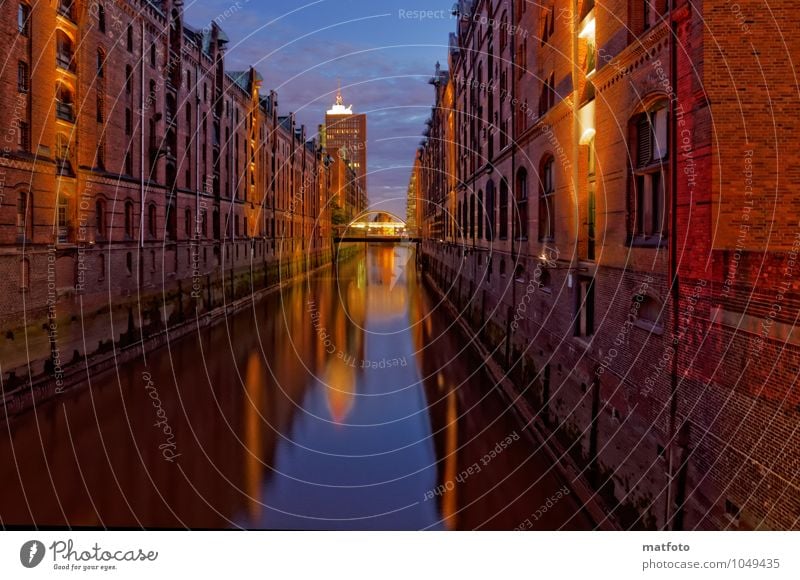 Hamburg Speicherstadt bei Nacht 3 Wasser Nachthimmel Nordsee Hafenstadt Bauwerk Gebäude Mauer Wand Sehenswürdigkeit Wahrzeichen Denkmal Alte Speicherstadt