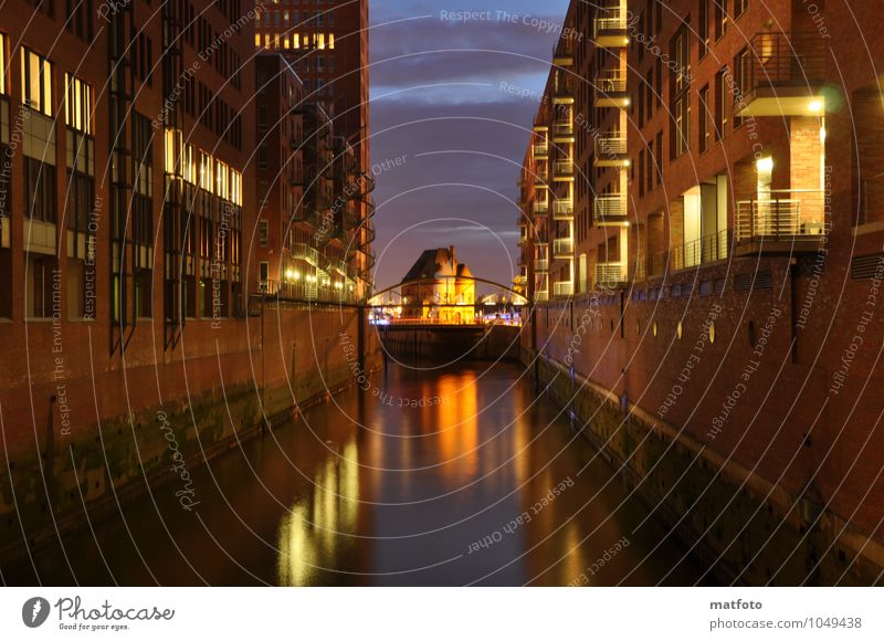 Hamburg Speicherstadt bei Nacht 2 Nachtleben Wasser Nachthimmel Nordsee Stadt Hafenstadt Menschenleer Brücke Mauer Wand Sehenswürdigkeit Hafenpolizeiwache