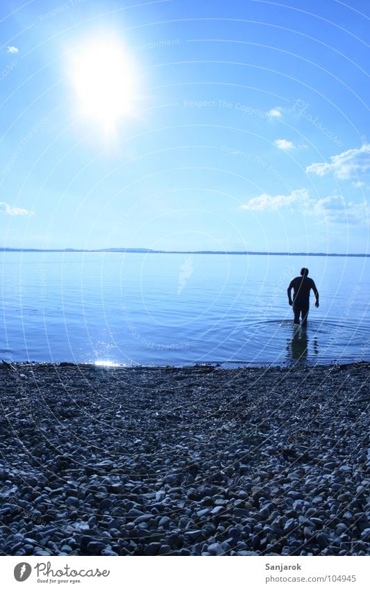 Bavarian Yeti Chiemsee See Meer Kieselsteine Strand Wellen Reflexion & Spiegelung Wolken Bayern Sommer Ferien & Urlaub & Reisen Spielen Wasser blau Sonne Küste