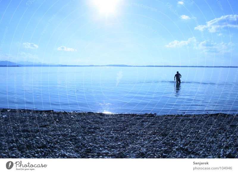 Bavarian Yeti II Chiemsee See Meer Kieselsteine Strand Wellen Reflexion & Spiegelung Wolken Bayern Sommer Ferien & Urlaub & Reisen kalt nass Spielen Wasser blau