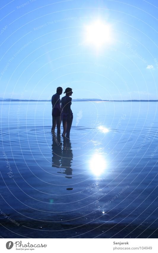 Frisch verliebt Chiemsee See Meer Wellen Reflexion & Spiegelung Wolken Bayern Sommer Ferien & Urlaub & Reisen Liebespaar kalt nass Wasser blau Sonne Küste