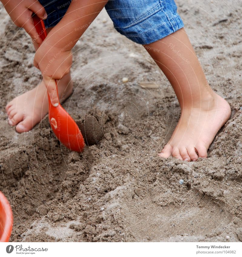 Mit beiden Beinen III Spielen Ferien & Urlaub & Reisen Freizeit & Hobby Kind Kleinkind Sandkasten Sandspielzeug Spielzeug Bauherr Spielplatz Meer Sandburg