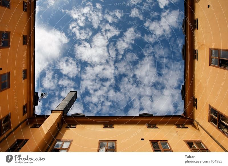 Sky over Stockholm Farbfoto Außenaufnahme Weitwinkel Städtereise Sommer Haus Himmel Wolken Schönes Wetter Architektur Mauer Wand Fassade Fenster Dach Dachrinne