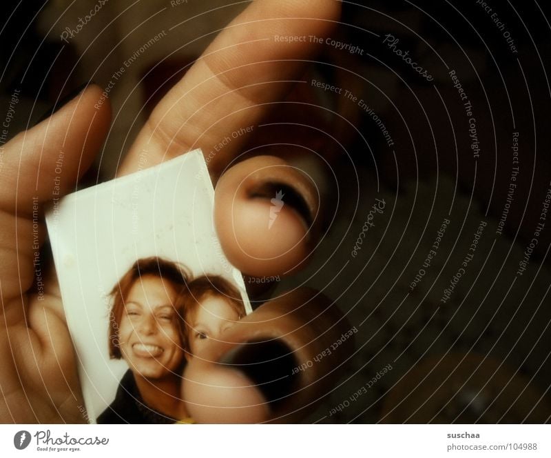 erinnerungen .. Passbild Automat Hand Fingernagel Geschwister Unsinn Erinnerung Fundstück finden vergangen Vergangenheit festhalten Hintergrundbild Blick Freude