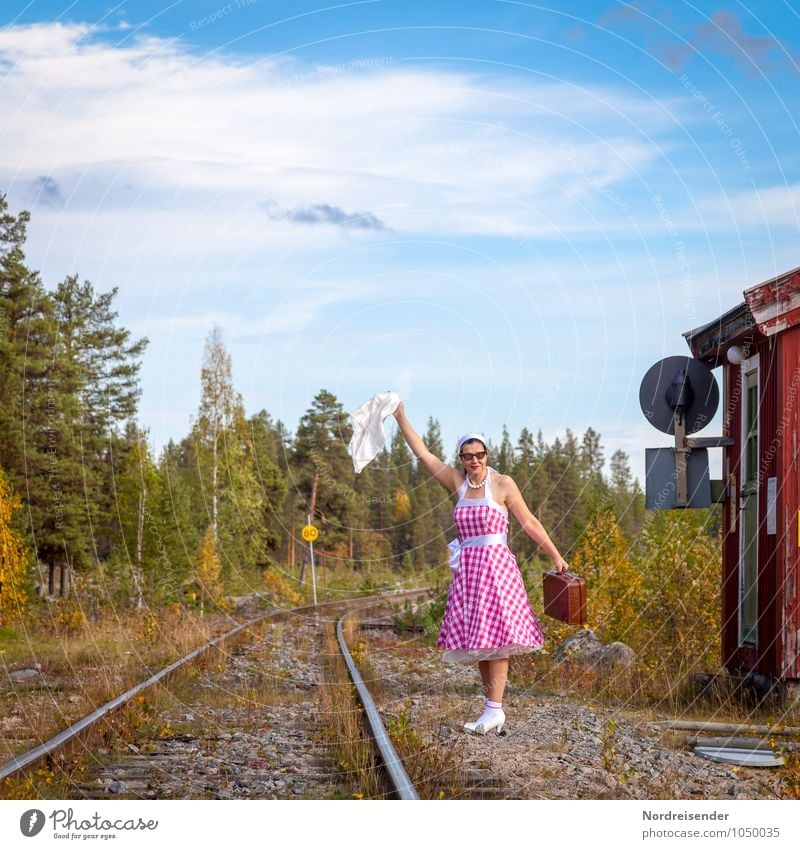 Bedarfshaltestelle Lifestyle Leben Ferien & Urlaub & Reisen Ferne Mensch feminin Frau Erwachsene Verkehr Schienenverkehr Bahnhof Bahnsteig Gleise Kleid