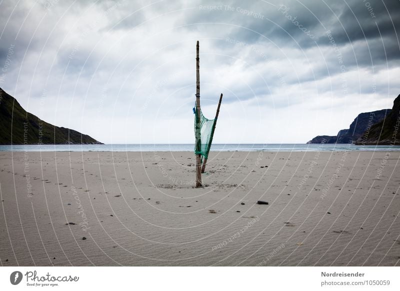 Stille Ferien & Urlaub & Reisen Ferne Freiheit Strand Meer Landschaft Urelemente Himmel Wolken Gewitterwolken schlechtes Wetter Wind Küste Fjord Sand Armut