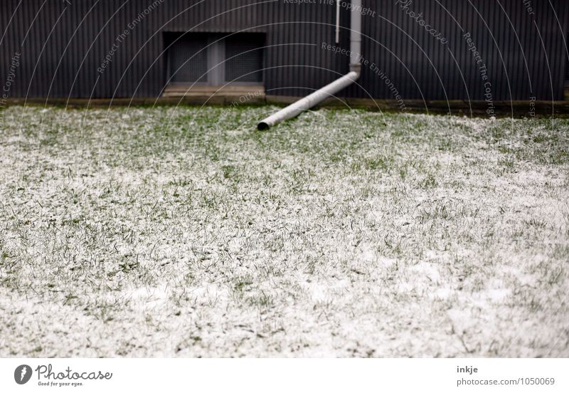 Bewässerungsanlage Lifestyle Häusliches Leben Garten Winter Eis Frost Schnee Wiese Menschenleer Haus Fassade Fenster Regenrohr Rohrleitung Röhren Wasserrohr