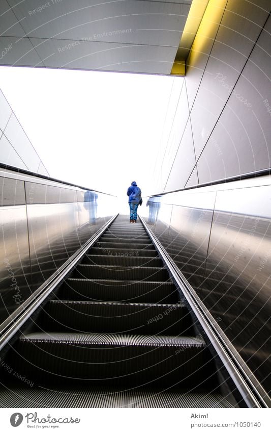 Hoch hinaus II 1 Mensch Konflikt & Streit Zukunft Zukunftsangst Flucht Ungewisse Zukunft Rolltreppe Öffentlicher Personennahverkehr Bahn Ausgangssituation