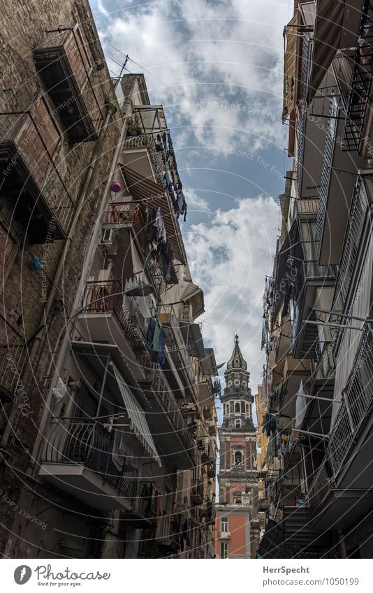 Napoli Ferien & Urlaub & Reisen Städtereise Sommer Neapel Italien Stadtzentrum Altstadt Haus Kirche alt historisch Süditalien Gasse typisch Kirchturm