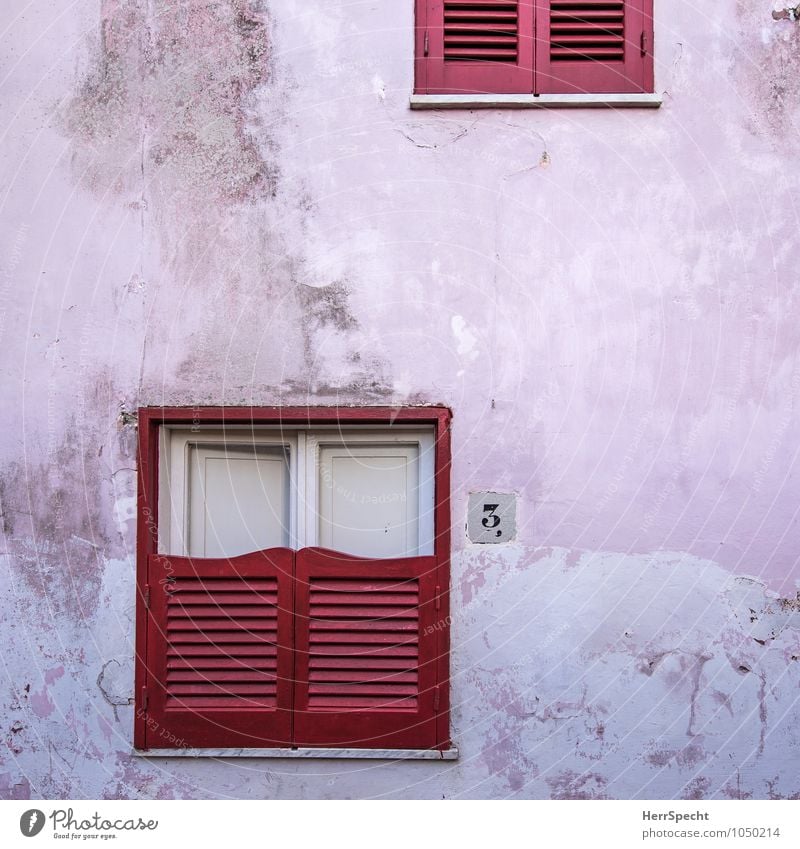 Halbe-halbe Italien Dorf Haus Einfamilienhaus Bauwerk Gebäude Mauer Wand Fassade Fenster alt außergewöhnlich trist rosa rot weiß Fensterladen Hausnummer 3