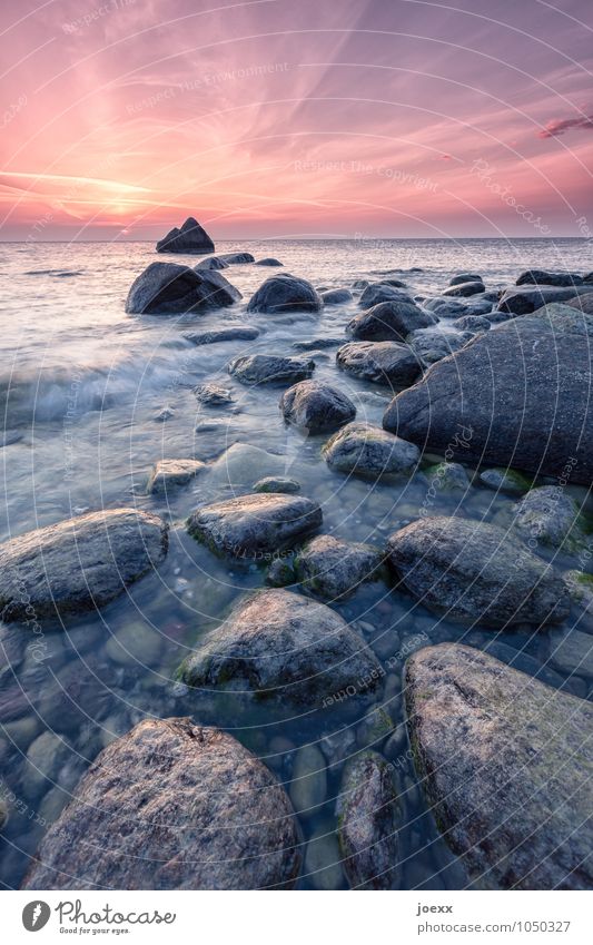 Weil es immer da war Landschaft Himmel Sonnenaufgang Sonnenuntergang Sommer Schönes Wetter Felsen Wellen Küste blau grau orange rot ruhig Freiheit Horizont