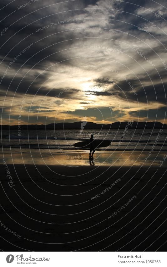 Beach Boys Body Board Sommer Sommerurlaub Sonne Strand Meer Wellen Sport Wassersport Surfbrett maskulin Mann Erwachsene Leben 1 Mensch Sand Himmel Wolken