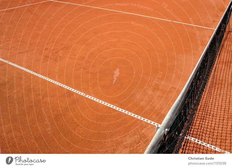 Winkelspiel Tennis rot weiß staubig Sandplatz Ballsport Sommer Erde Netz Brandasche Linie Ecke Schatten Abziehen Serve and Volley Netzkante Sport