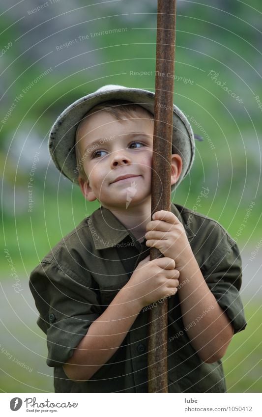 Hirtenbub Zufriedenheit Kind maskulin Kindheit 1 Mensch 3-8 Jahre Hut Glück Fröhlichkeit Alm Bregenzerwald hirtenjunge Junge almhirte spitzbub Farbfoto