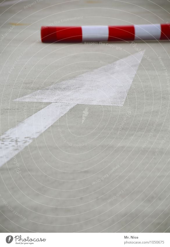 aus dem weg Parkhaus Straßenverkehr Wege & Pfade Verkehrszeichen Verkehrsschild rot weiß Pfeil Richtung richtungweisend Barriere Poller Geometrie Stadtzentrum