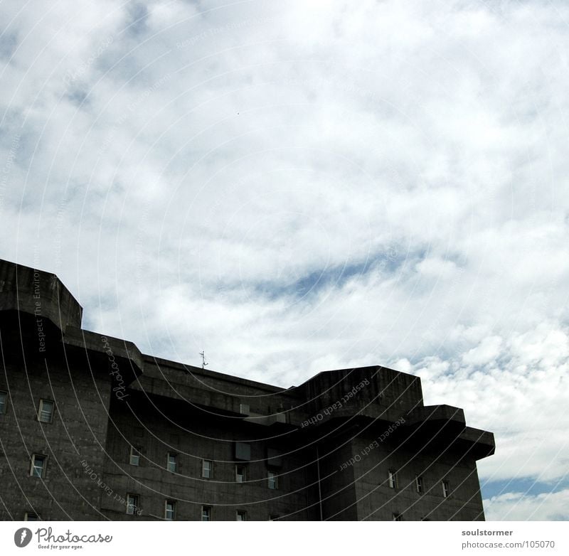 Bunker... Krieg gepanzert Beton Stahl dick Heiligengeistfeld Wolken Angriff Beschützer weiß grau Hamburg Himmel Wahrzeichen Denkmal Mauer Schutz blau