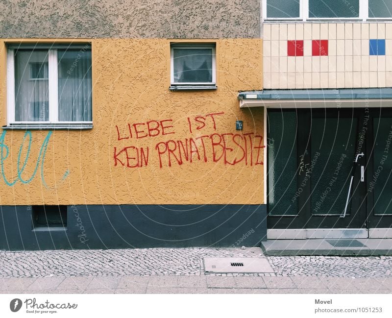 Privatbesitz Berlin Deutschland Stadt Haus Gebäude Mauer Wand Fassade Fenster Tür Zeichen Schriftzeichen Graffiti Liebe schreiben schreien Zusammensein Wut blau