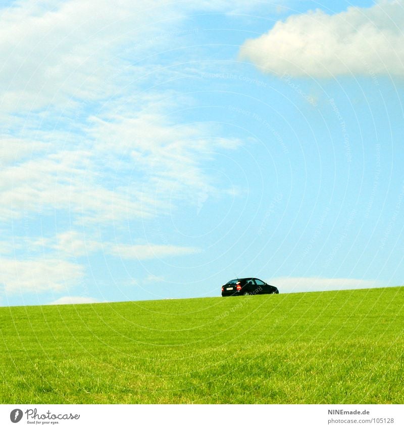 Baujahr 78, einsam, sucht! himmelblau Wolken Sonne dezent Horizont Thüringen Veranstaltung Wiese Feld grün hellgrün gelb schwarz klein Einsamkeit Suche Ferne