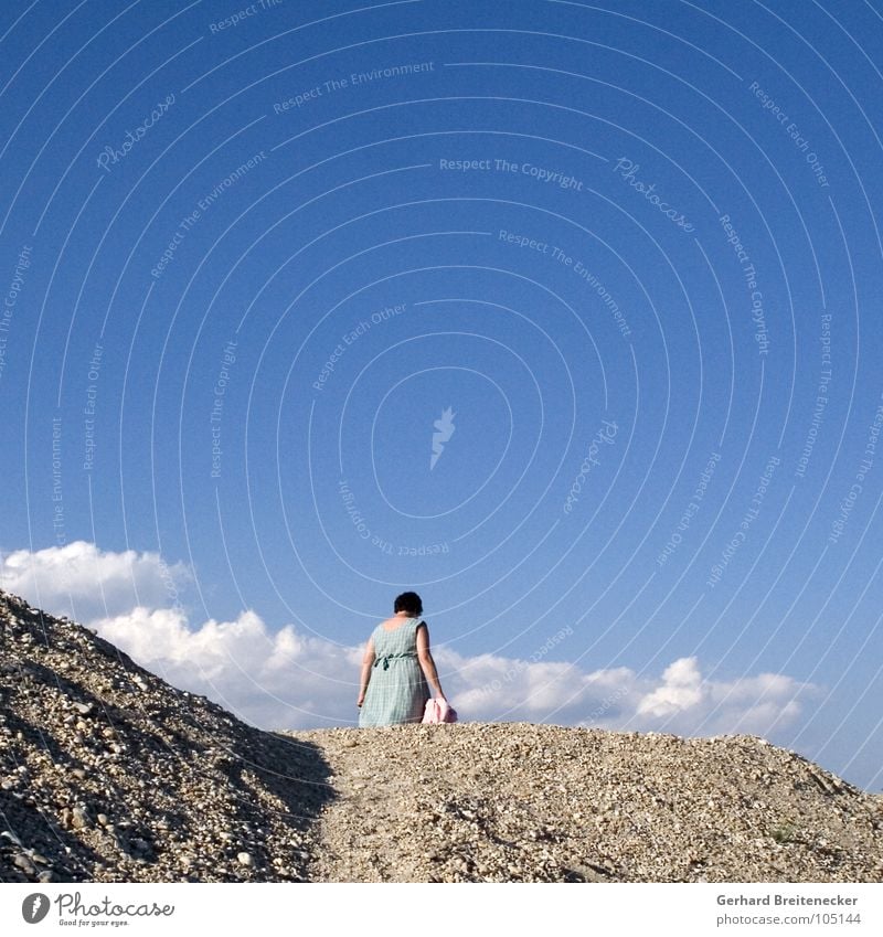 Frau Holle geht einkaufen Wolken Kleid Hügel Sommer Wegsehen gehen umkehren Himmel Stein Berge u. Gebirge Kies