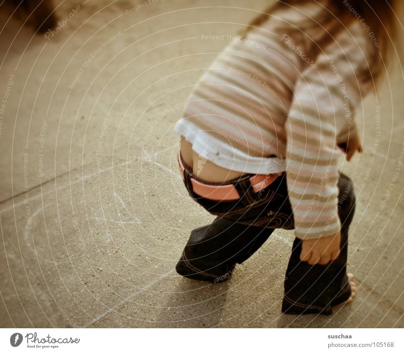 mama, kann ich ... Spielplatz Kind Kleinkind Mädchen Spielen hüpfen toben Hose Pullover Gürtel Barfuß 3 Freude Straße hickelhäuschen Hinterteil Kreide streichen