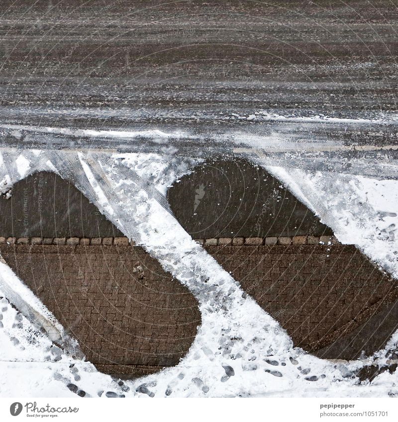 leerzeichen Winter Stadt Verkehr Verkehrswege Straßenverkehr PKW Stein Beton Ornament Fußspur Linie Streifen dunkel braun grau kalt Symmetrie Gedeckte Farben