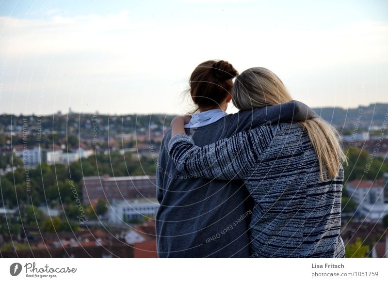 friendship feminin Junge Frau Jugendliche Freundschaft Erwachsene 2 Mensch 18-30 Jahre Himmel Würzburg Stadt Stadtrand genießen Liebe Umarmen natürlich schön