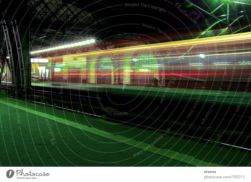 nachtzug nach... Nacht dunkel Licht Langzeitbelichtung Eisenbahn Lokomotive Lampe rot grün schwarz gelb fahren Bewegung Geschwindigkeit langsam Einfahrt Linie