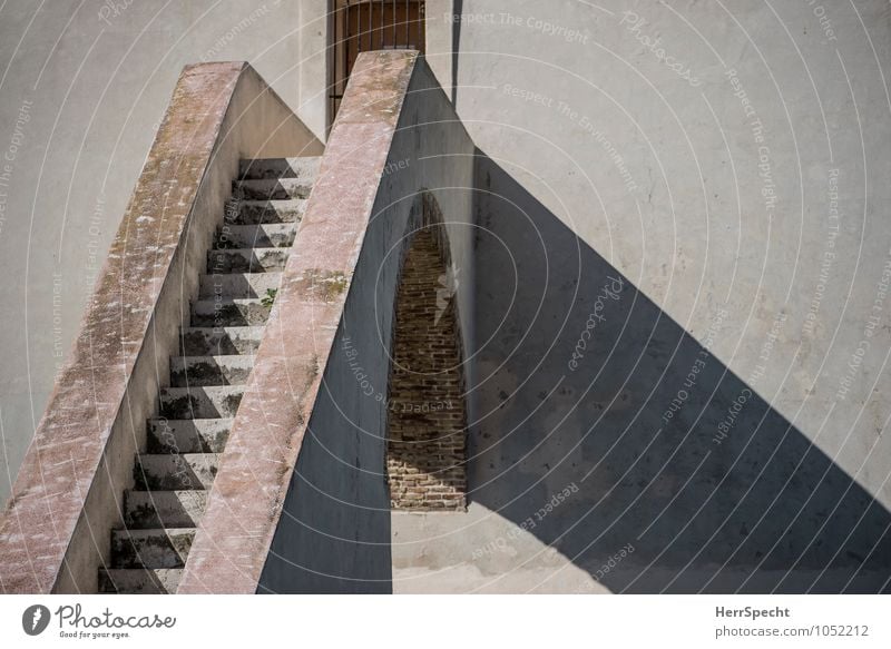 Dienstboteneingang Italien Burg oder Schloss Bauwerk Gebäude Architektur Mauer Wand Treppe Fassade Fenster alt ästhetisch eckig groß historisch rund schön braun