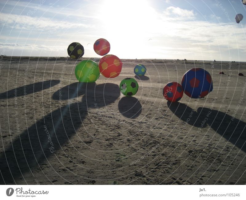 SUNBALL Strand Horizont Freizeit & Hobby Spielen Sommer Sonne Ball Drache Gegenlicht Schattenspiel Fußball viele mehrfarbig fliegend Schweben groß klein