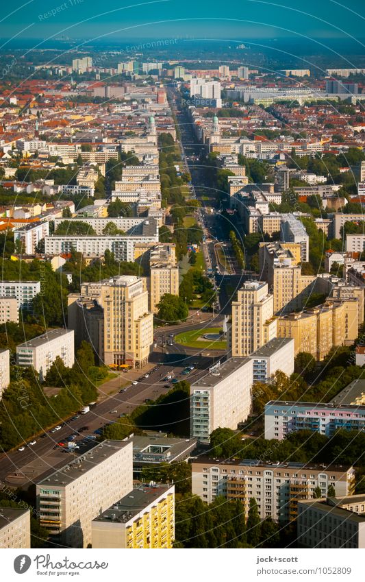 gedachte Linie Karl-Marx-Allee Sightseeing Städtereise Architektur DDR Ostalgie Schönes Wetter Friedrichshain Platz Hauptstadt Stadtzentrum bevölkert Stadtteil