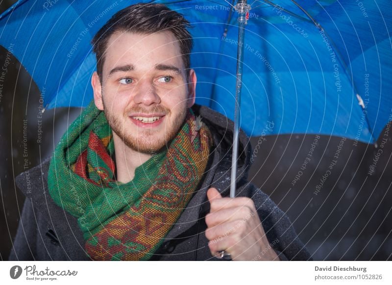 Singing in the rain maskulin Junger Mann Jugendliche 1 Mensch 18-30 Jahre Erwachsene Frühling Herbst Winter Klimawandel schlechtes Wetter Regen Gewitter Eis