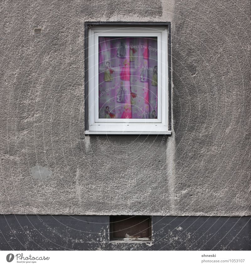 Bunt Haus Bauwerk Gebäude Architektur Mauer Wand Fassade Fenster Gardine Müdigkeit Verzweiflung Traurigkeit Farbfoto mehrfarbig Außenaufnahme