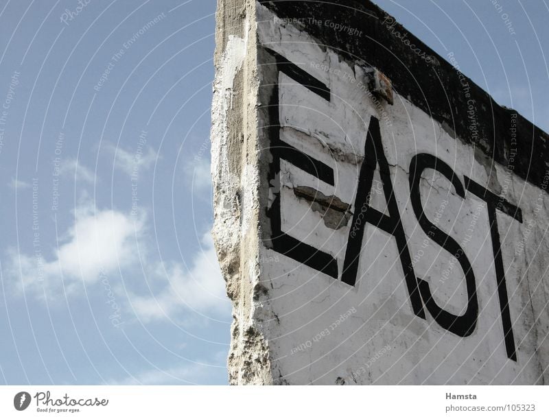 East Side wall Mauer Berliner Mauer Osten Außenaufnahme Froschperspektive Querformat Wahrzeichen Denkmal Deutschland Hauptstadt Vergangenheit Detailaufnahme