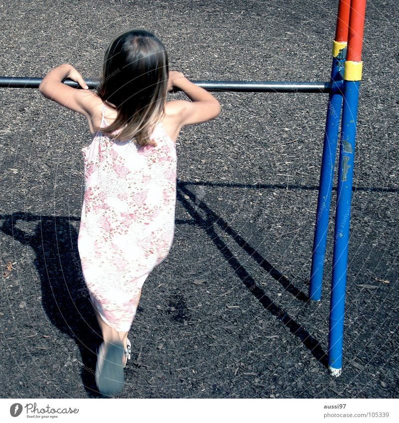 100 Kind Spielen Spielplatz Bewegung Mädchen Spieltrieb Turnen Pause Bewegungsunschärfe Kleinkind Motorik Fuß Schulhof Turnstange