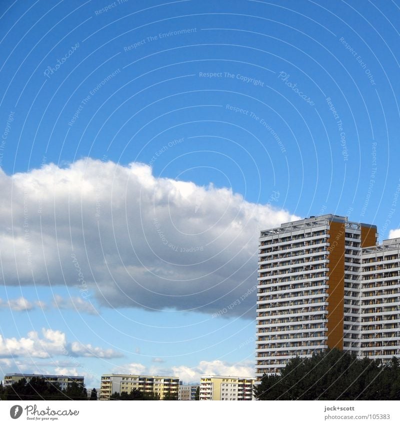 Plattenbauweise Wolken Frühling Marzahn Stadtrand Stadthaus Fassade authentisch eckig hässlich hoch modern blau Einsamkeit gleich Umwelt Zeit Etage aufstrebend