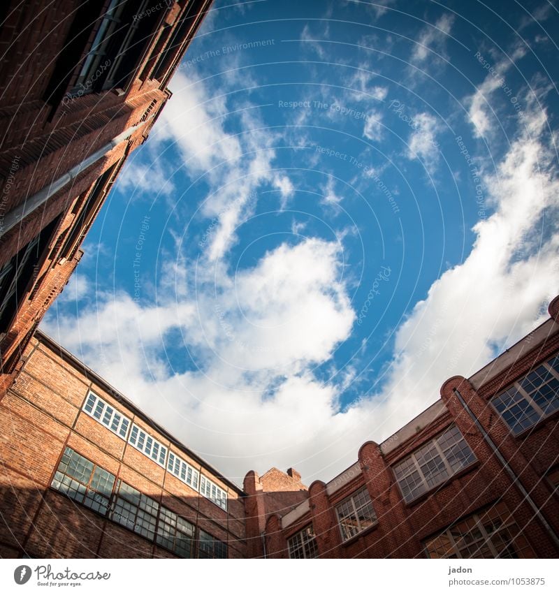 offenheit. Ferne Freiheit Industrie Himmel Wolken Sonnenlicht Schönes Wetter Skyline Bauwerk Gebäude Architektur Mauer Wand Fassade Stein Unendlichkeit Farbfoto