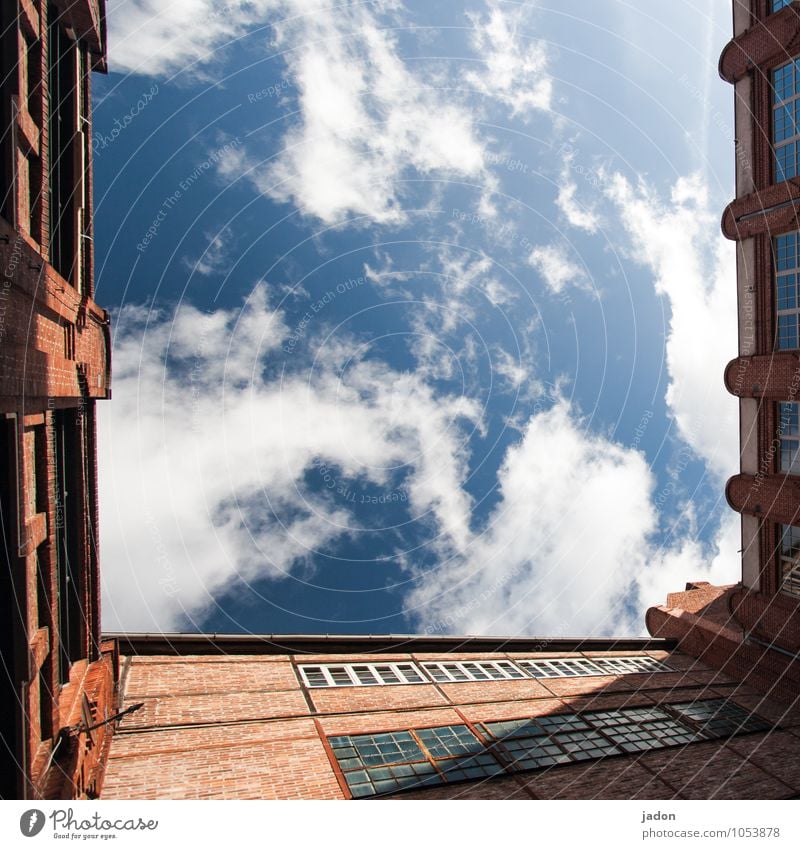 freiraum. Stil Design Ferne Freiheit Himmel Wolken Skyline Menschenleer Haus Industrieanlage Bauwerk Gebäude Architektur Mauer Wand Fassade Dachrinne Stein