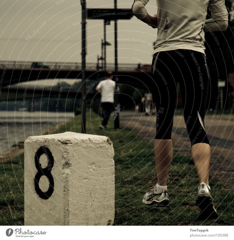 Mein Ufer Joggen Marathon Halbmarathon Frankfurt am Main Laterne Herbst Regen Jogger Läufer laufen grau Nieselregen Wade 8 Freizeit & Hobby Sport Spielen