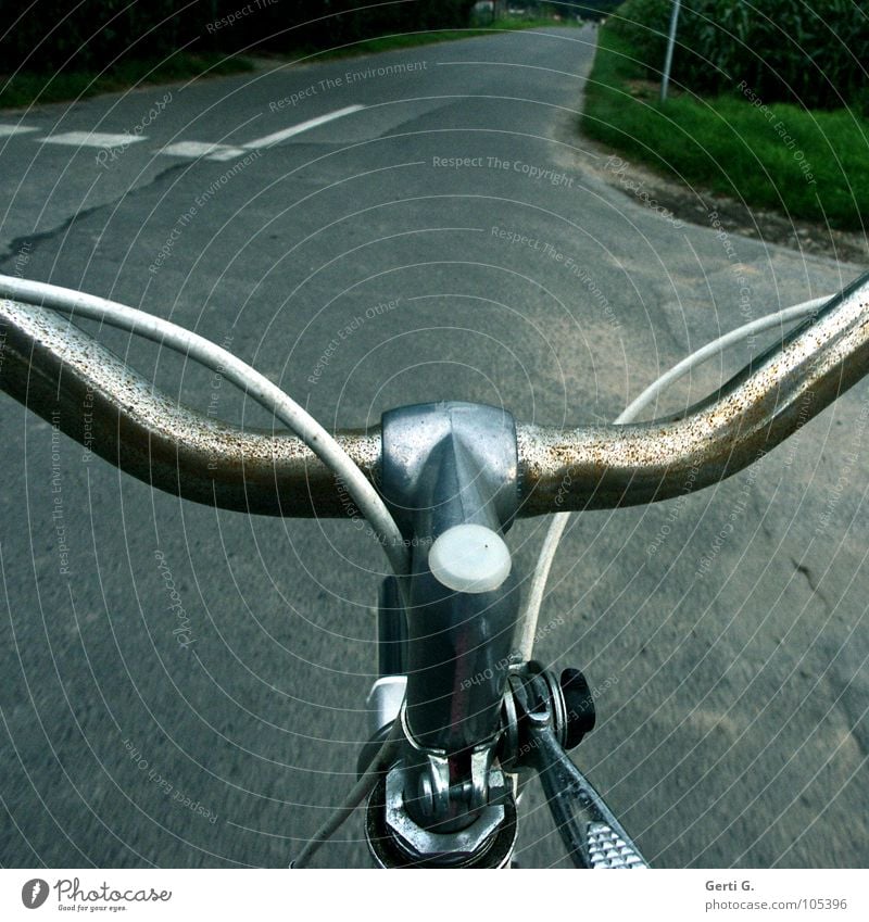 that's the way Fahrrad Asphalt unterwegs Fahrradtour Straßenverkehr fahren Fahrradfahren langsam Zeitlupe führen Motorradfahrer Ferien & Urlaub & Reisen stehen