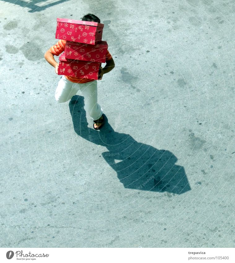 gekauft kaufen Mann Beton Vogelperspektive 3 schwer Kiste Geschenk zuviel mehrere aufregend grau Ware hard Lautsprecher Schatten tragen viele heavy Straße